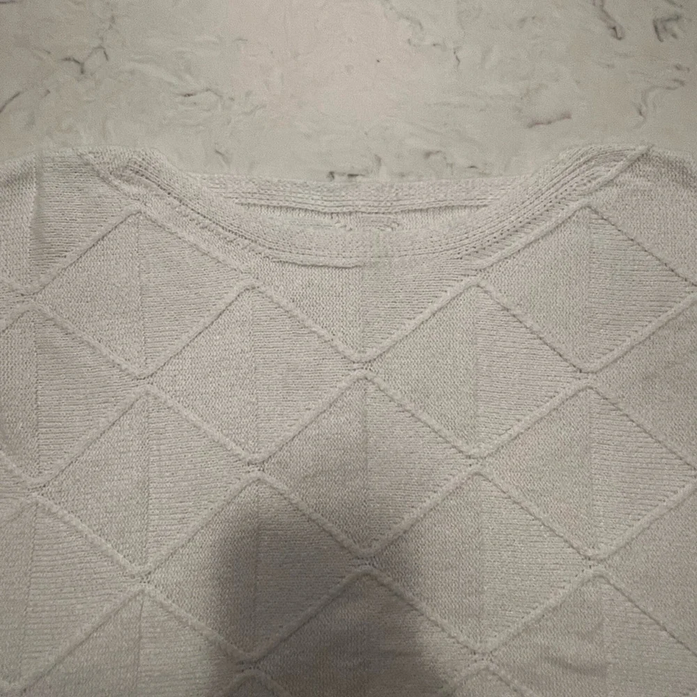 Chic Diamond Pattern White Sweater M
